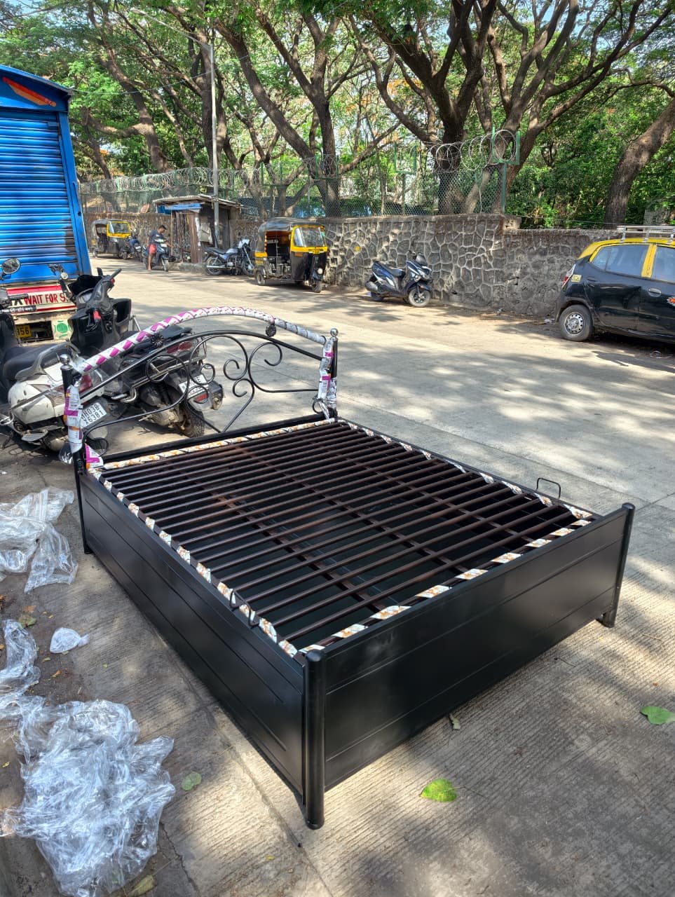 Queen Size Wrought Iron Decorative Bed